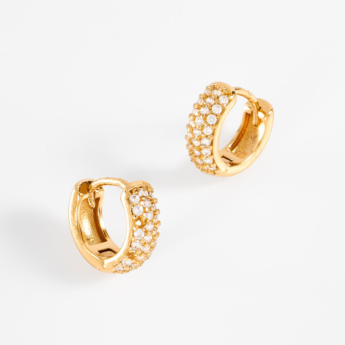 Aretes arracada/huggie con baño de oro y diamonice., foto 2 de 5