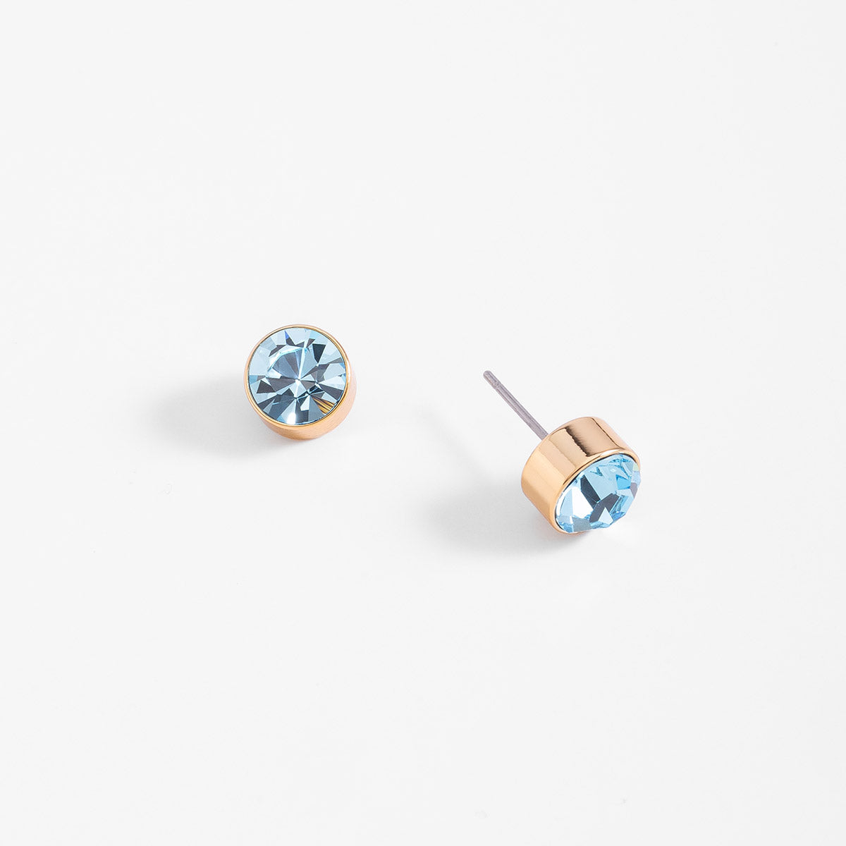 Aretes en baño de oro con piedra azul diseño poste