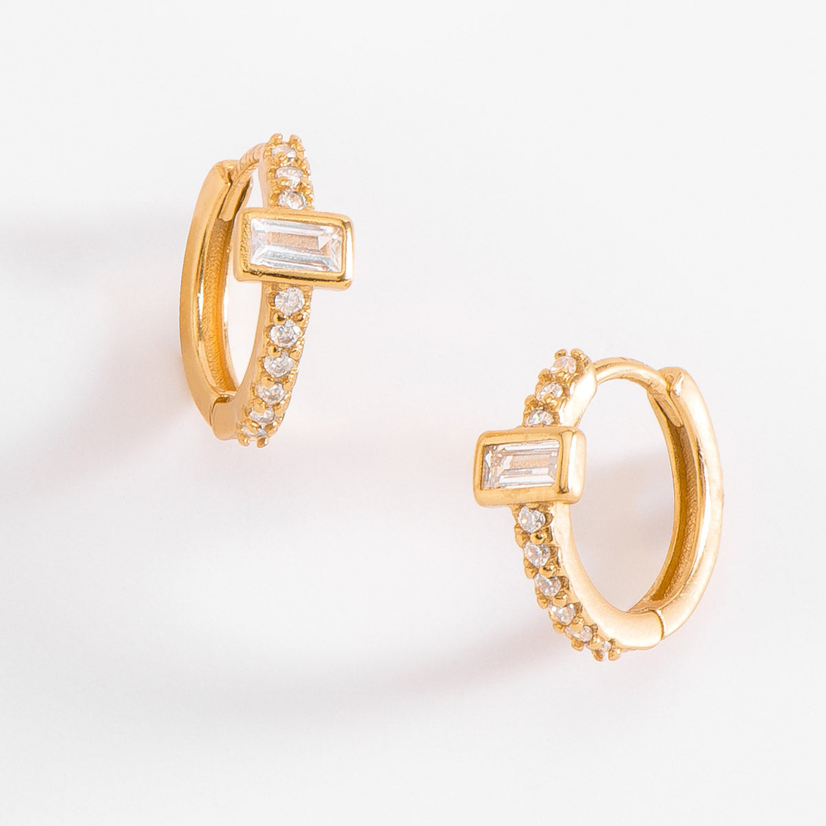 Aretes Huggie bañados en oro con Diamonice.