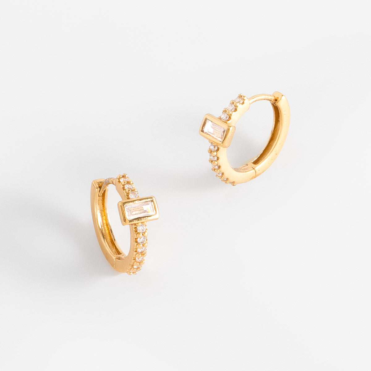 Aretes Huggie bañados en oro con Diamonice., foto 2 de 5