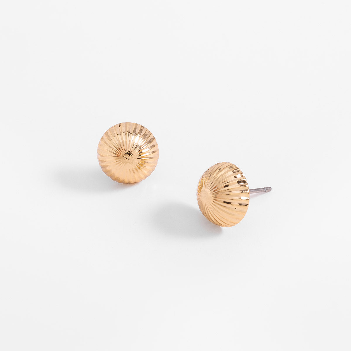 Aretes en baño de oro diseño esférico texturizado poste