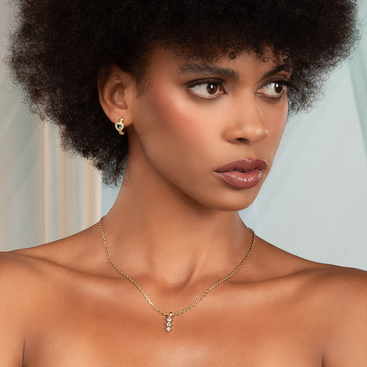 Aretes en baño de oro con corazón verde y contorno brillante, foto 3 de 3