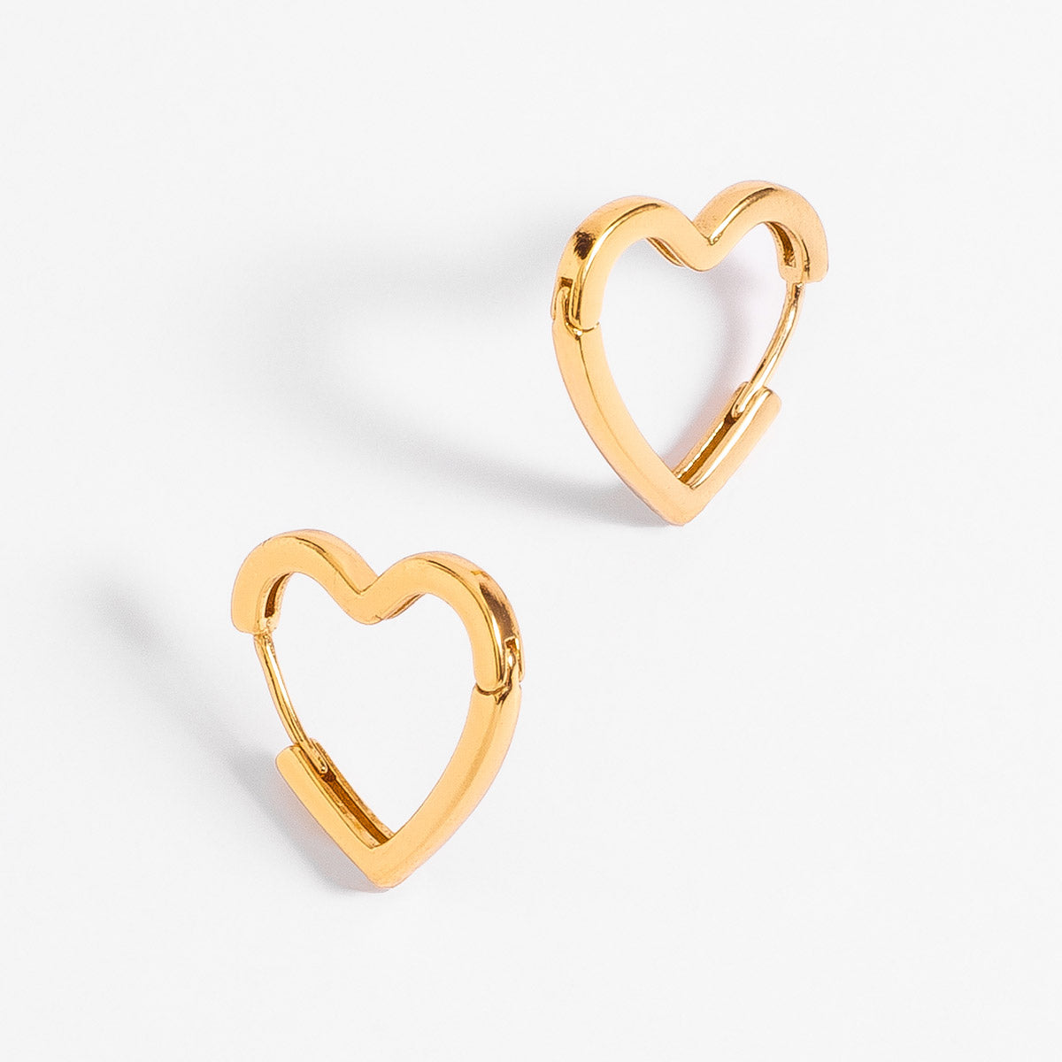 Aretes en baño de oro diseño aro corazón moderno