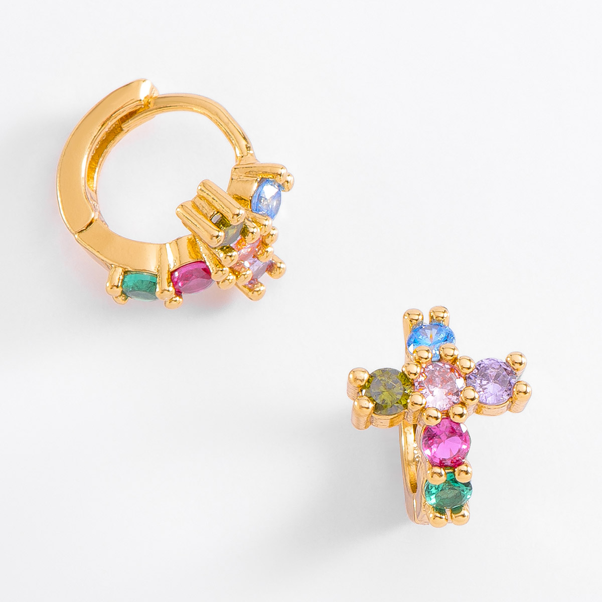 Aretes en baño de oro con piedras multicolor forma cruz 1.1 cm