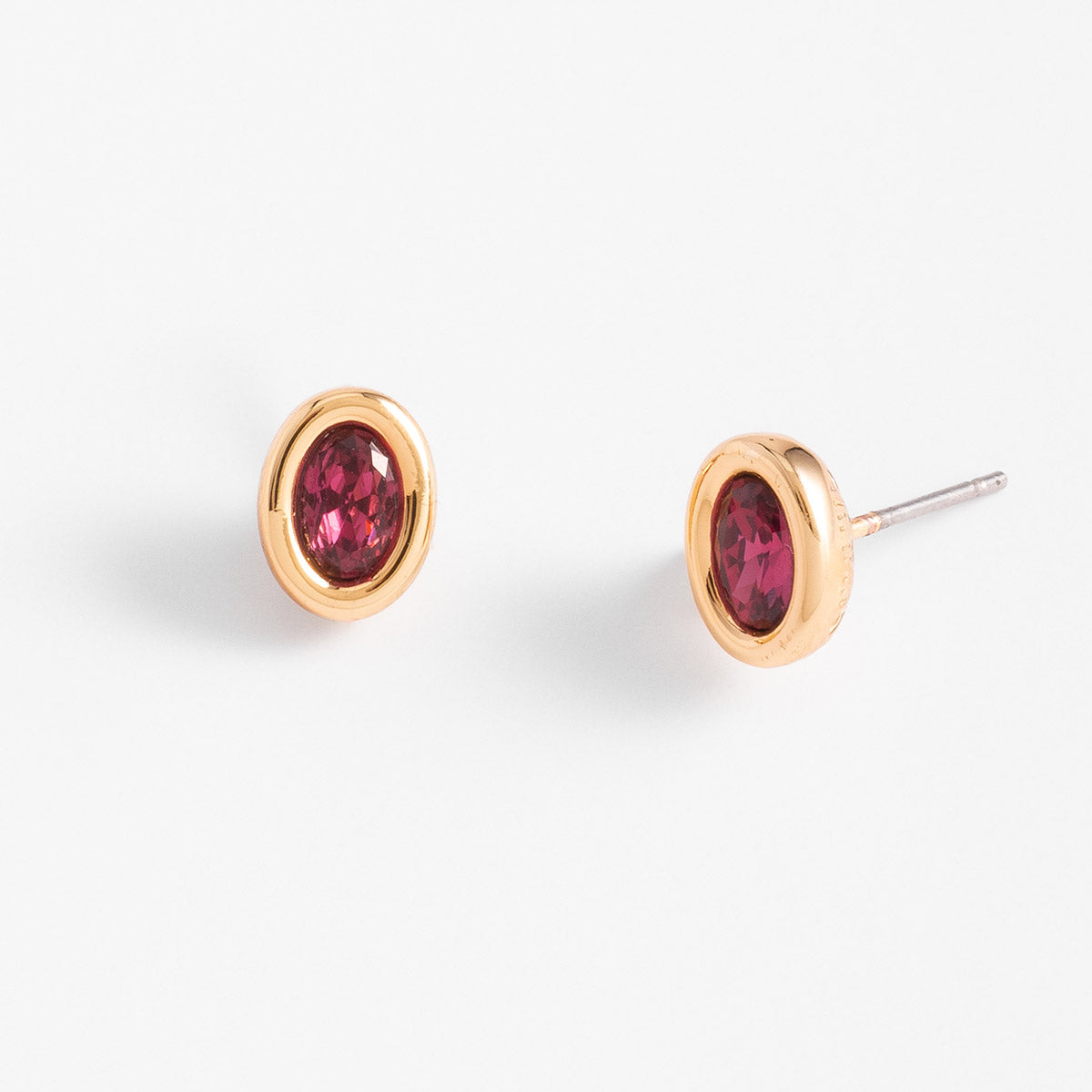 Aretes pequeños con piedra rosa ovalada en baño de oro