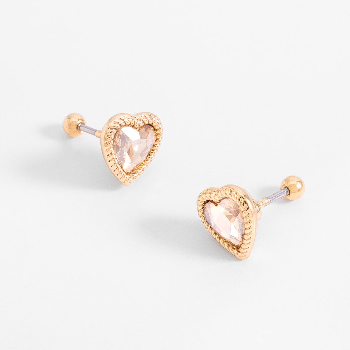 Aretes poste en baño de oro con corazón y detalle brillante, foto 3 de 6