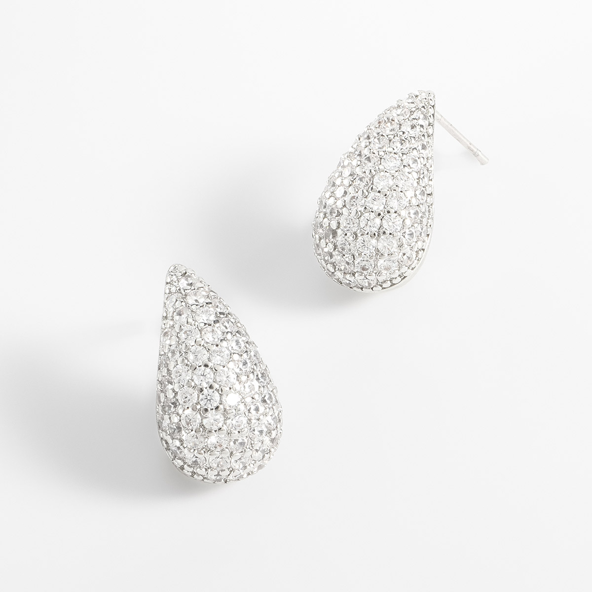 Aretes poste en baño de rodio gota con piedras en tono cristal