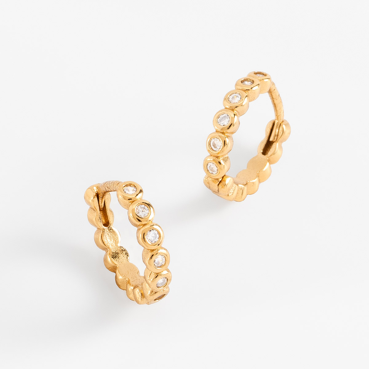 Aretes en baño de oro forma circular piedras toque brillante